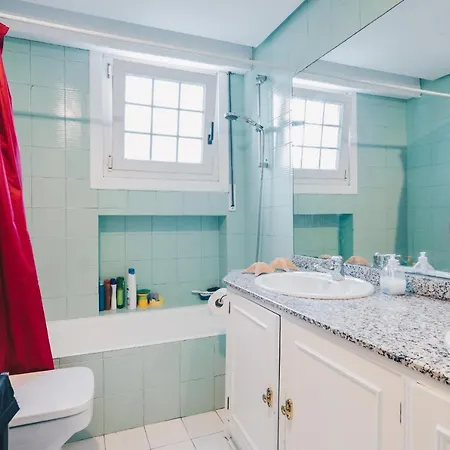 Neguri Geltokia By People ビルバオ